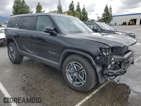 2025 Rivian R1S Adventure z VIN 7PDSGBBA2SN047518, wystawiony jako Copart lot #47992215 z przebiegiem 3836 mil mil oraz Szkody całkowita. Historia ofert i sprzedaży dostępna na DreamBid. Obrazek 4.