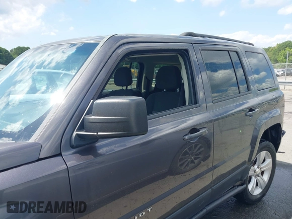 2015 Jeep Patriot Latitude z VIN 1C4NJPFB8FD419929, wystawiony jako IAAI lot #42315972 z przebiegiem 176 735 mil mil oraz . Historia ofert i sprzedaży dostępna na DreamBid. Obrazek 14.