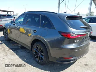 2025 Mazda CX-90 Premium Sport z VIN JM3KKCHAXS1206996, wystawiony jako IAAI lot #42086590 z przebiegiem 4 294 mil mil oraz . Historia ofert i sprzedaży dostępna na DreamBid. Obrazek 3.