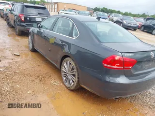 2014 Volkswagen Passat SE z VIN 1VWBT7A39EC097705, wystawiony jako IAAI lot #42447661 z przebiegiem 72 607 mil mil oraz . Historia ofert i sprzedaży dostępna na DreamBid. Obrazek 3.