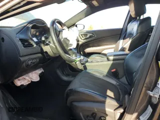 2016 Chrysler 200 S z VIN 1C3CCCBB3GN138217, wystawiony jako Copart lot #53496775 z przebiegiem 160 685 mil mil oraz Szkoda całkowita • Salvage title. Historia ofert i sprzedaży dostępna na DreamBid. Obrazek 7.