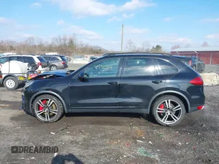 2012 Porsche Cayenne Turbo z VIN WP1AC2A23CLA84310, wystawiony jako IAAI lot #41530314 z przebiegiem 103 859 mil mil oraz . Historia ofert i sprzedaży dostępna na DreamBid. Obrazek 14.