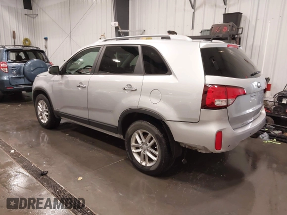 2014 Kia Sorento LX z VIN 5XYKTCA63EG524362, wystawiony jako IAAI lot #42264712 z przebiegiem 99 450 mil mil oraz . Historia ofert i sprzedaży dostępna na DreamBid. Obrazek 3.