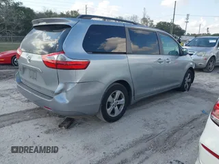 2015 Toyota Sienna LE AAS z VIN 5TDKK3DCXFS653627, wystawiony jako IAAI lot #41477920 z przebiegiem Nie podano mil oraz . Historia ofert i sprzedaży dostępna na DreamBid. Obrazek 4.