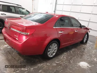 2011 Lincoln MKZ z VIN 3LNHL2GC7BR752038, wystawiony jako IAAI lot #41731713 z przebiegiem 139 935 mil mil oraz . Historia ofert i sprzedaży dostępna na DreamBid. Obrazek 4.