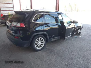 2019 Jeep Cherokee Latitude z VIN 1C4PJLCB1KD444428, wystawiony jako IAAI lot #42157384 z przebiegiem 58 948 mil mil oraz . Historia ofert i sprzedaży dostępna na DreamBid. Obrazek 4.
