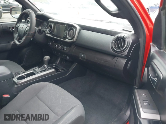 2017 Toyota Tacoma SR5 z VIN 3TMAZ5CN7HM050496, wystawiony jako IAAI lot #40958166 z przebiegiem 104 950 mil mil oraz . Historia ofert i sprzedaży dostępna na DreamBid. Obrazek 5.