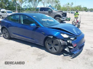 2022 Tesla Model 3 Long Range z VIN 5YJ3E1EB6NF106038, wystawiony jako IAAI lot #42214585 z przebiegiem 40 667 mil mil oraz . Historia ofert i sprzedaży dostępna na DreamBid. Obrazek 1.