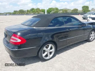 2005 Mercedes-Benz CLK 320 z VIN WDBTK65J85F149075, wystawiony jako IAAI lot #42171486 z przebiegiem 97 231 mil mil oraz . Historia ofert i sprzedaży dostępna na DreamBid. Obrazek 4.