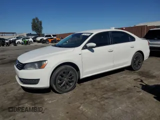 2014 Volkswagen Passat Wolfsburg Edition z VIN 1VWAT7A33EC113778, wystawiony jako Copart lot #51877035 z przebiegiem 166 720 mil mil oraz Szkoda całkowita • Salvage title. Historia ofert i sprzedaży dostępna na DreamBid. Obrazek 1.