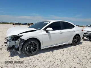 2025 Toyota Camry LE z VIN 4T1DAACK2SU556335, wystawiony jako Copart lot #57317485 z przebiegiem 3 410 mil mil oraz Szkoda całkowita • Salvage title. Historia ofert i sprzedaży dostępna na DreamBid. Obrazek 1.