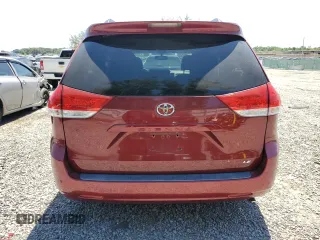 2014 Toyota Sienna LE AAS z VIN 5TDKK3DC6ES497651, wystawiony jako Copart lot #53358245 z przebiegiem 233 102 mil mil oraz Szkody całkowita. Historia ofert i sprzedaży dostępna na DreamBid. Obrazek 6.
