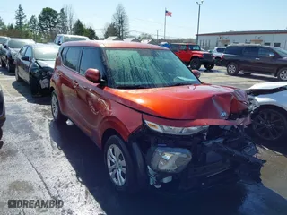 2020 Kia Soul LX with VIN KNDJ23AU4L7113673, listed as a IAAI auction lot 41847880 with 83,976 mi miles. Bid and sale history available at carsss.com. Image 1.