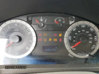 2009 Ford Escape XLS z VIN 1FMCU92789KB10338, wystawiony jako Copart lot #57452495 z przebiegiem 285 171 mil mil oraz Szkoda całkowita • Salvage title. Historia ofert i sprzedaży dostępna na DreamBid. Obrazek 9.