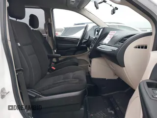 2017 Dodge Grand Caravan SE z VIN 2C4RDGBG6HR848612, wystawiony jako IAAI lot #38453498 z przebiegiem 56 964 mil mil oraz . Historia ofert i sprzedaży dostępna na DreamBid. Obrazek 5.