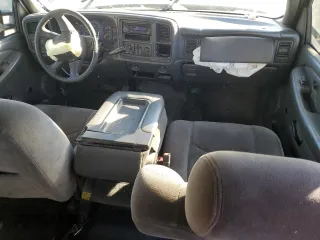2005 GMC Sierra 1500 with VIN 1GDHC23215F894447, listed as a Copart auction lot 85680264 with 270,936 mi miles and Salvage Title. Bid and sale history available at DreamBid. Image 8.