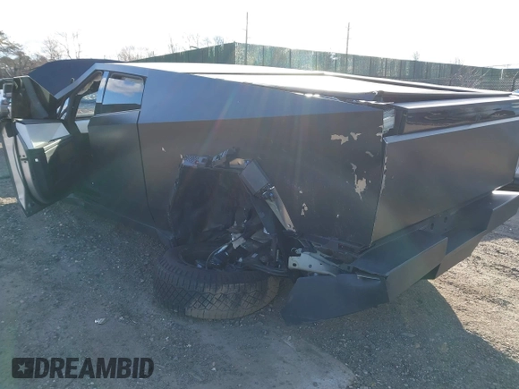 2024 Tesla Cybertruck z VIN 7G2CEHED5RA015790, wystawiony jako IAAI lot #41587683 z przebiegiem 5 867 mil mil oraz . Historia ofert i sprzedaży dostępna na DreamBid. Obrazek 3.
