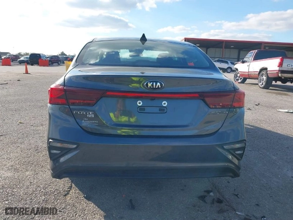2021 Kia Forte LXS with VIN 3KPF24AD9ME301716, listed as a IAAI auction lot 40767290 with 1 mi miles. Bid and sale history available at carsss.com. Image 16.