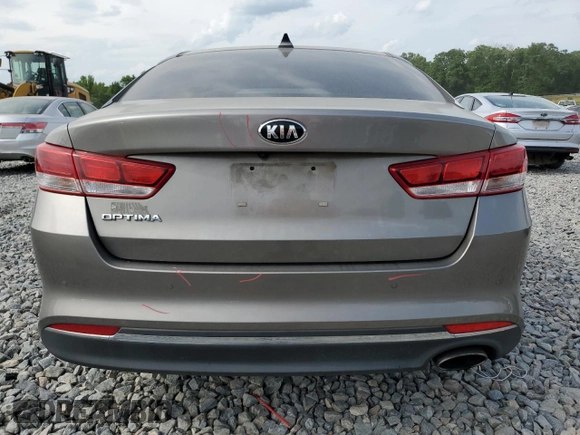 2018 Kia Optima LX z VIN 5XXGT4L30JG263799, wystawiony jako Copart lot #55140215 z przebiegiem 41 982 mil mil oraz Szkoda całkowita • Salvage title. Historia ofert i sprzedaży dostępna na DreamBid. Obrazek 6.