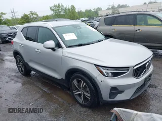 2024 Volvo XC40 Core Bright Theme с VIN YV4L12UK9R2311071, выставлен на аукционе IAAI как лот 42295970 с пробегом 7 113 миль миль и . История ставок и продаж доступна на DreamBid. Изображение 1.