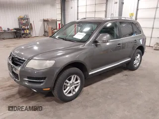 2008 Volkswagen Touareg V6 z VIN WVGBE77L98D017186, wystawiony jako IAAI lot #42321410 z przebiegiem 184 825 mil mil oraz . Historia ofert i sprzedaży dostępna na DreamBid. Obrazek 2.