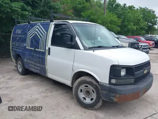 2012 Chevrolet Express Cargo z VIN 1GCWGFCA9C1155724, wystawiony jako IAAI lot #42103145 z przebiegiem 355 719 mil mil oraz . Historia ofert i sprzedaży dostępna na DreamBid. Obrazek 1.