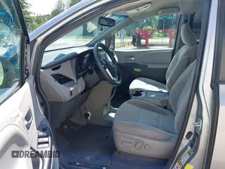 2017 Toyota Sienna LE Auto Access Seat z VIN 5TDKZ3DC9HS791965, wystawiony jako IAAI lot #42624689 z przebiegiem 88 383 mil mil oraz . Historia ofert i sprzedaży dostępna na DreamBid. Obrazek 5.
