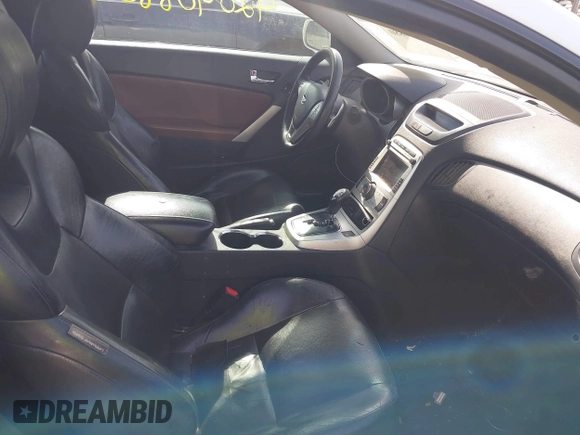 2010 Hyundai Genesis Coupe Grand Touring z VIN KMHHU6KH2AU023718, wystawiony jako IAAI lot #42090880 z przebiegiem 228 944 mil mil oraz . Historia ofert i sprzedaży dostępna na DreamBid. Obrazek 5.