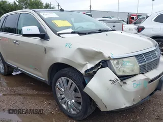 2010 Lincoln MKX z VIN 2LMDJ6JC0ABJ11318, wystawiony jako IAAI lot #42448885 z przebiegiem 92 860 mil mil oraz . Historia ofert i sprzedaży dostępna na DreamBid. Obrazek 6.