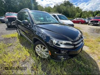 2015 Volkswagen Tiguan SE z VIN WVGBV7AX2FW567391, wystawiony jako IAAI lot #41617597 z przebiegiem 141 812 mil mil oraz . Historia ofert i sprzedaży dostępna na DreamBid. Obrazek 1.