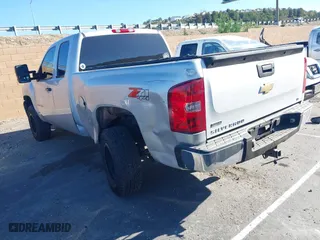 2010 Chevrolet Silverado 1500 LT with VIN 1GCSKSE35AZ261428, listed as a IAAI auction lot 41643928 with 136,282 mi miles. Bid and sale history available at carsss.com. Image 3.