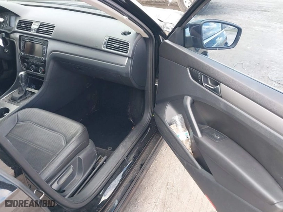 2014 Volkswagen Passat SE w/Sunroof with VIN 1VWBT7A30EC055472, listed as a IAAI auction lot 40975011 with 133,967 mi miles. Bid and sale history available at carsss.com. Image 5.