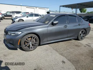 2020 BMW 3 Series 330i z VIN 3MW5R1J00L8B13518, wystawiony jako Copart lot #56289265 z przebiegiem 74 336 mil mil oraz Czysty tytuł • Clean title. Historia ofert i sprzedaży dostępna na DreamBid. Obrazek 1.