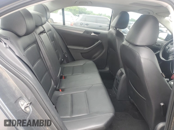 2014 Volkswagen Jetta TDI w/Premium/Nav z VIN 3VWLL7AJ1EM430822, wystawiony jako Copart lot #57405845 z przebiegiem 112 178 mil mil oraz Szkoda całkowita • Salvage title. Historia ofert i sprzedaży dostępna na DreamBid. Obrazek 10.