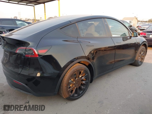 2025 Tesla Model Y Long Range with VIN 7SAYGDED5SF281818, listed as a IAAI auction lot 41302611 with 395 mi miles and . Bid and sale history available at DreamBid. Image 4.