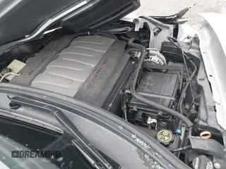 2015 Chevrolet Corvette Z51 3LT z VIN 1G1YM2D74F5114985, wystawiony jako IAAI lot #42077336 z przebiegiem 52 965 mil mil oraz . Historia ofert i sprzedaży dostępna na DreamBid. Obrazek 10.