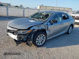 2023 Toyota Camry LE z VIN 4T1C11AK2PU125757, wystawiony jako IAAI lot #42128196 z przebiegiem 5 777 mil mil oraz . Historia ofert i sprzedaży dostępna na DreamBid. Obrazek 2.