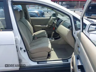 2010 Nissan Versa SL z VIN 3N1BC1CP3AL445757, wystawiony jako IAAI lot #42663321 z przebiegiem 186 076 mil mil oraz . Historia ofert i sprzedaży dostępna na DreamBid. Obrazek 5.