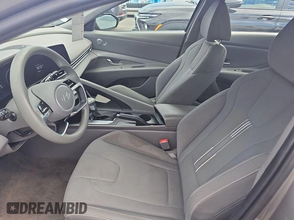 2024 Hyundai Elantra SEL z VIN KMHLM4DG8RU636246, wystawiony jako IAAI lot #42808858 z przebiegiem 37 872 mil mil oraz . Historia ofert i sprzedaży dostępna na DreamBid. Obrazek 12.