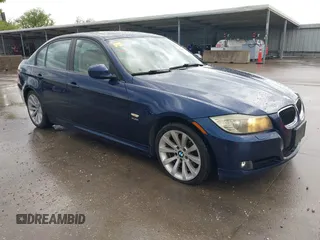 2011 BMW 3 Series 328i xDrive z VIN WBAPK5G52BNN32246, wystawiony jako IAAI lot #42180358 z przebiegiem 79 036 mil mil oraz . Historia ofert i sprzedaży dostępna na DreamBid. Obrazek 1.