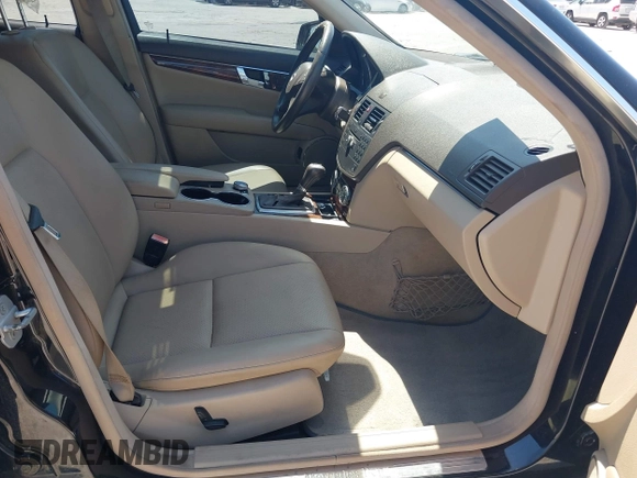 2010 Mercedes-Benz C 300 Sport z VIN WDDGF8BB1AR121245, wystawiony jako IAAI lot #42061384 z przebiegiem Nie podano mil oraz . Historia ofert i sprzedaży dostępna na DreamBid. Obrazek 5.