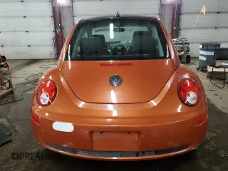 2010 Volkswagen New Beetle Coupe with VIN 3VWPG3AG2AM035688, listed as a Copart auction lot 43727685 with 83,346 mi miles and Salvage Title. Bid and sale history available at carsss.com. Image 6.