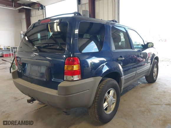 2002 Ford Escape XLT with VIN 1FMCU031X2KA37050, listed as a IAAI auction lot 42024674 with 199,249 mi miles. Bid and sale history available at carsss.com. Image 4.