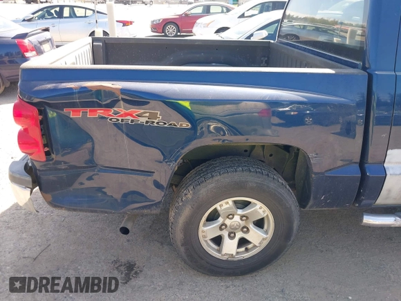 2006 Dodge Dakota SLT z VIN 1D7HW48NX6S708140, wystawiony jako IAAI lot #42054527 z przebiegiem 226 944 mil mil oraz . Historia ofert i sprzedaży dostępna na DreamBid. Obrazek 6.
