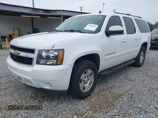 2008 Chevrolet Suburban LTZ z VIN 1GNFC16098J220975, wystawiony jako IAAI lot #42340341 z przebiegiem 301 534 mil mil oraz . Historia ofert i sprzedaży dostępna na DreamBid. Obrazek 2.