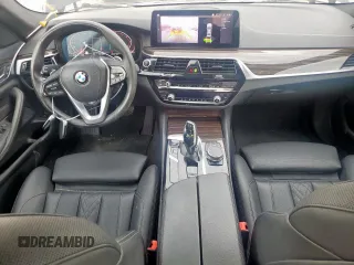 2021 BMW 5 Series 530i z VIN WBA53BH00MCF87964, wystawiony jako Copart lot #55926825 z przebiegiem 88 880 mil mil oraz Czysty tytuł • Clean title. Historia ofert i sprzedaży dostępna na DreamBid. Obrazek 8.