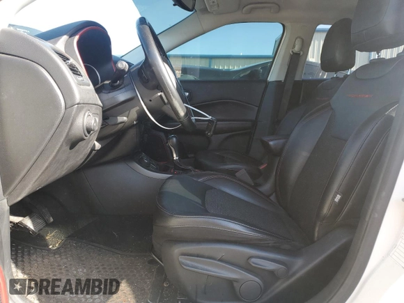 2020 Jeep Compass Trailhawk z VIN 3C4NJDDB4LT184212, wystawiony jako Copart lot #53054375 z przebiegiem 73 963 mil mil oraz Szkoda całkowita • Salvage title. Historia ofert i sprzedaży dostępna na DreamBid. Obrazek 7.