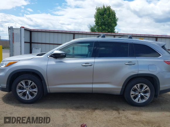 2015 Toyota Highlander XLE z VIN 5TDJKRFH9FS099780, wystawiony jako IAAI lot #42407689 z przebiegiem 159 406 mil mil oraz . Historia ofert i sprzedaży dostępna na DreamBid. Obrazek 14.