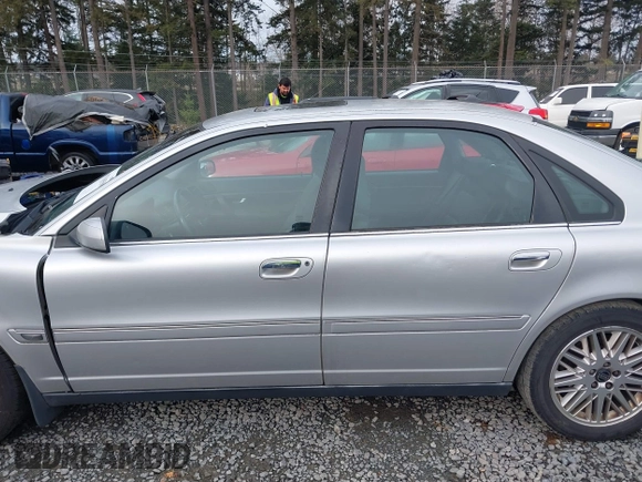 2004 Volvo S80 with VIN YV1TS91Z741370574, listed as a IAAI auction lot 41765504 with 201,008 mi miles. Bid and sale history available at carsss.com. Image 15.