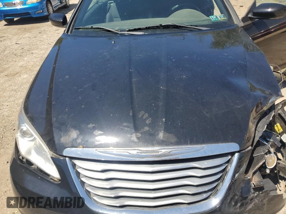 2013 Chrysler 200 Touring z VIN 1C3BCBEGXDN524870, wystawiony jako Copart lot #61676524 z przebiegiem 135 608 mil mil oraz Szkoda całkowita • Salvage title. Historia ofert i sprzedaży dostępna na DreamBid. Obrazek 11.
